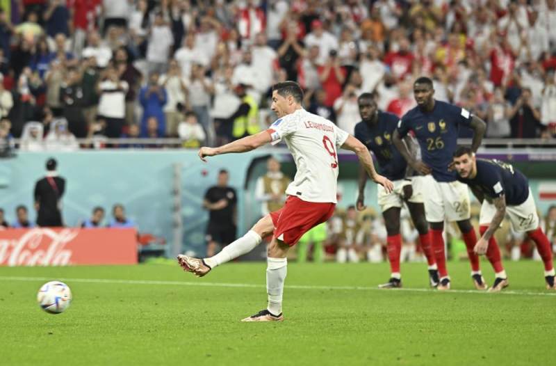 包含莱万多夫斯基在G2比赛中回归赛场，逆转引发热议！的词条爱游戏官网